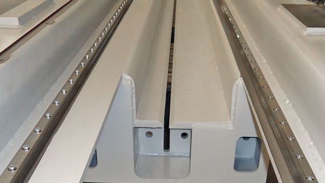 Il carro lama a guida di precisione con trasmissione a ruota dentata si muovo su guide lineari a tempra superficiale Il carro lama a guida di precisione con trasmissione a ruota dentata si muovo su guide lineari a tempra superficiale