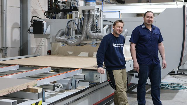 Referenza del cliente K & M con il centro di lavoro CNC nesting Nextec 7735 Referenza del cliente K & M con il centro di lavoro CNC nesting Nextec 7735