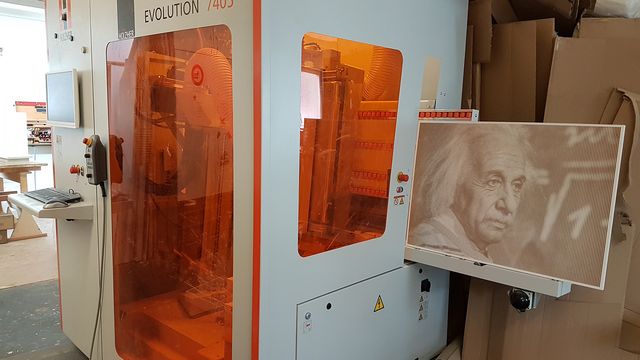 Cliente soddisfatto con il CNC verticale EVOLUTION 7405 di HOLZHER per la lavorazione dell'armadio