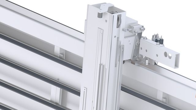 La barra di sega sopra con bloccaggio pneumatico, può essere azionata dal pannello di controllo con la semplice pressione di un pulsante. La barra di sega sopra con bloccaggio pneumatico, può essere azionata dal pannello di controllo con la semplice pressione di un pulsante.