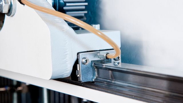 spintore liberamente programmabile su guide lineari con trasmissione servoassistita dinamica spintore liberamente programmabile su guide lineari con trasmissione servoassistita dinamica