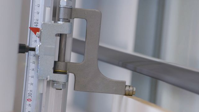 Il fermacavo garantisce un taglio ripetibile alla larghezza dei pezzi. Il fermacavo garantisce un taglio ripetibile alla larghezza dei pezzi.