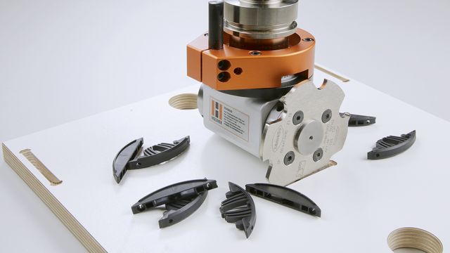 Con la 7405 Connect è possibile fresare le tasche di vari connettori. Con la 7405 Connect è possibile fresare le tasche di vari connettori.