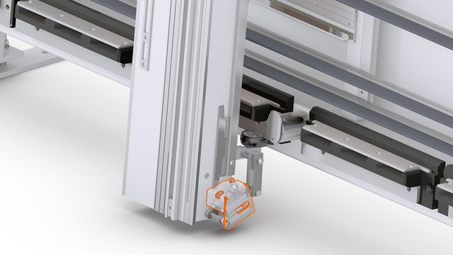 La barra di sega sottostante con bloccaggio pneumatico può essere azionata dal pannello di controllo con la semplice pressione di un pulsante. La barra di sega sottostante con bloccaggio pneumatico può essere azionata dal pannello di controllo con la semplice pressione di un pulsante.