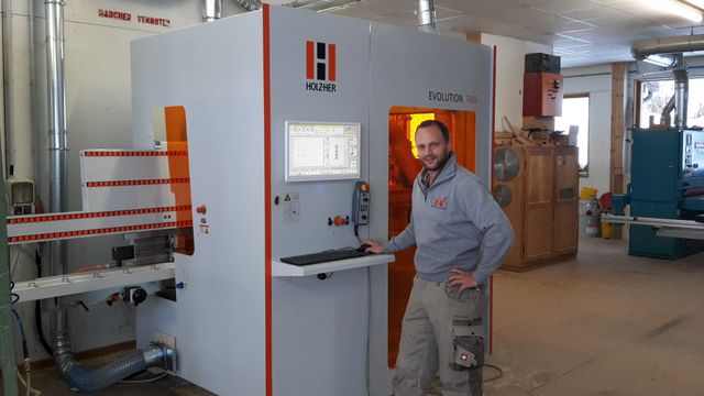 Esperienza con macchina CNC Holzher - lavorazione completa su tutti i quattro lati del pannello Referenza / esperienze con macchine Holzher - lavorazione CNC in uno spazio minimo