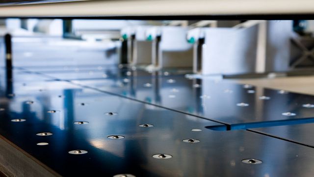 Tavolo macchina climatizzato con cuscini d'aria davanti e dietro la linea della sega Tavolo macchina climatizzato con cuscini d'aria davanti e dietro la linea della sega