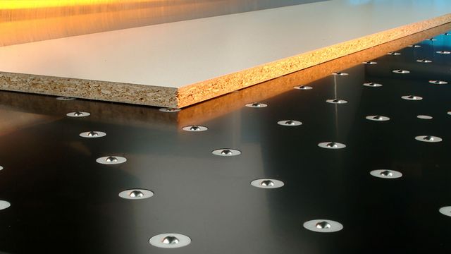 Cuscino d'aria di grande dimensioni, con il quale si possono spostare senza problemi pesanti pile di pannelli Cuscino d'aria di grande dimensioni, con il quale si possono spostare senza problemi pesanti pile di pannelli
